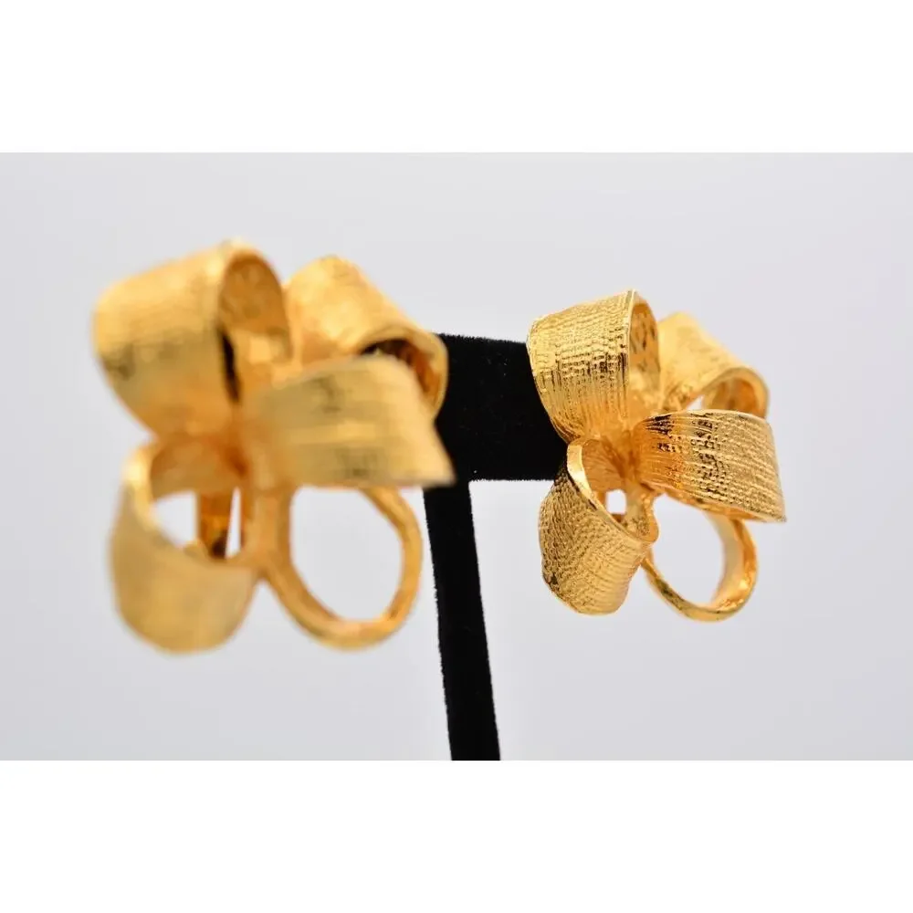 Made in USA Vintage Chunky Bow Clip Earrings Knot Textured Gold Signed 80s Bin1